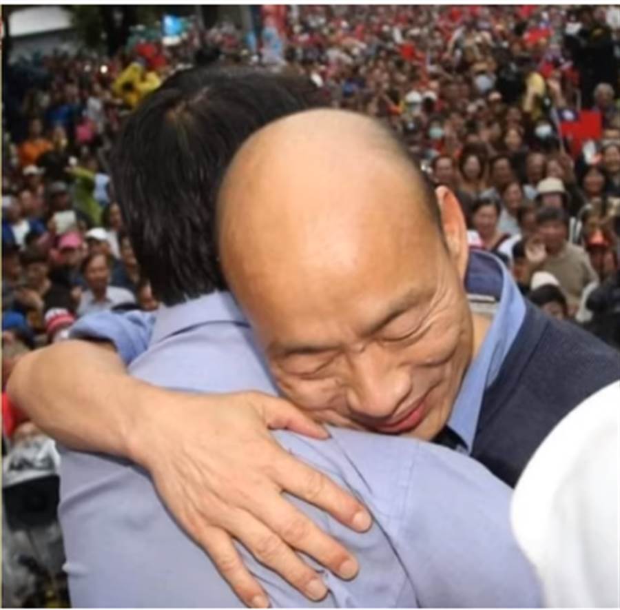 陳揮文秀出這張 韓國瑜 與 謝龍介 相擁抱，讓許多挺韓支持者非常感動。